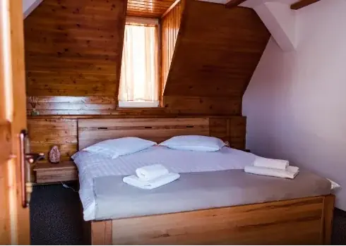 Apartament — dormitor mansardă